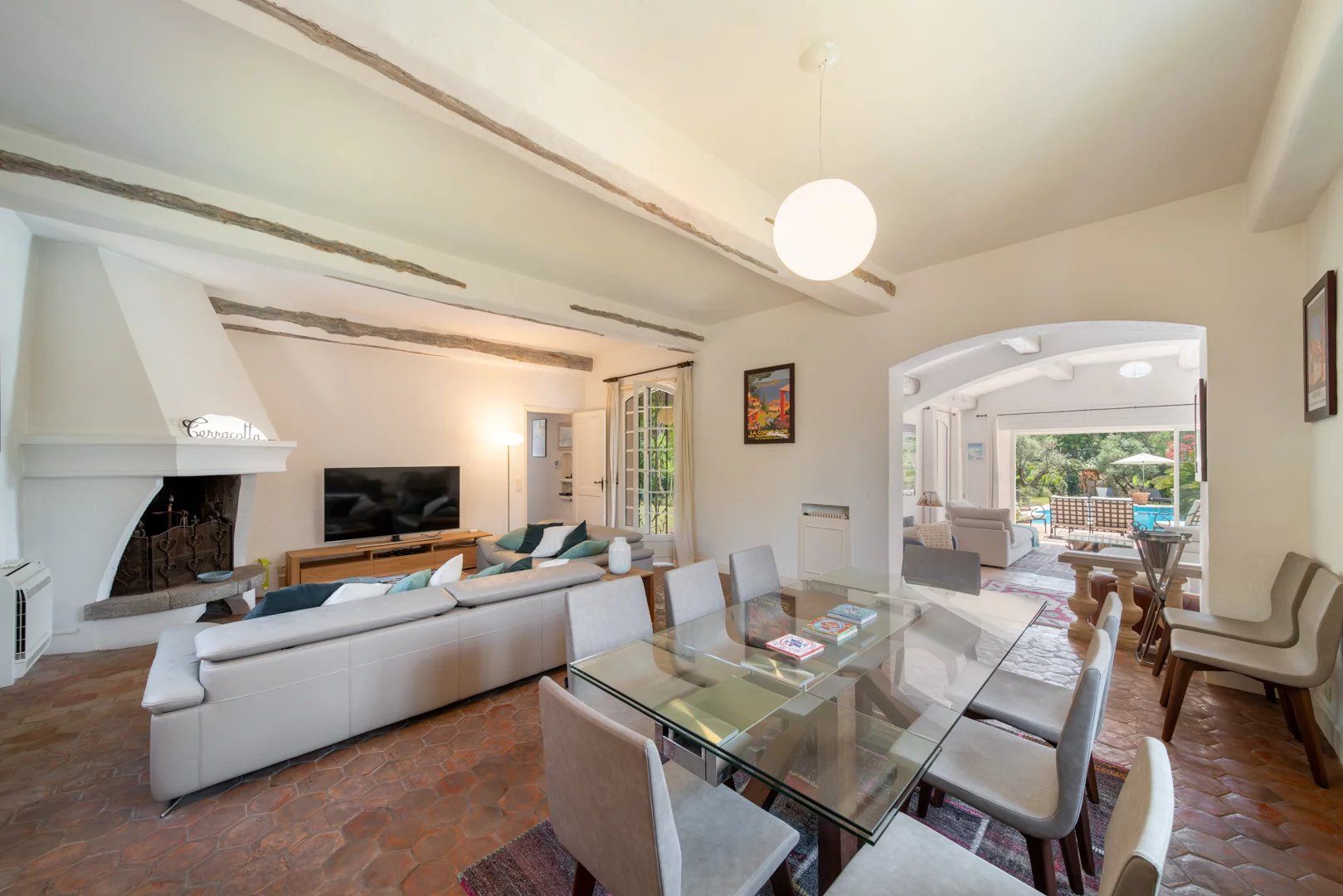 villa 9 Rooms for seasonal rent on Antibes (06160)