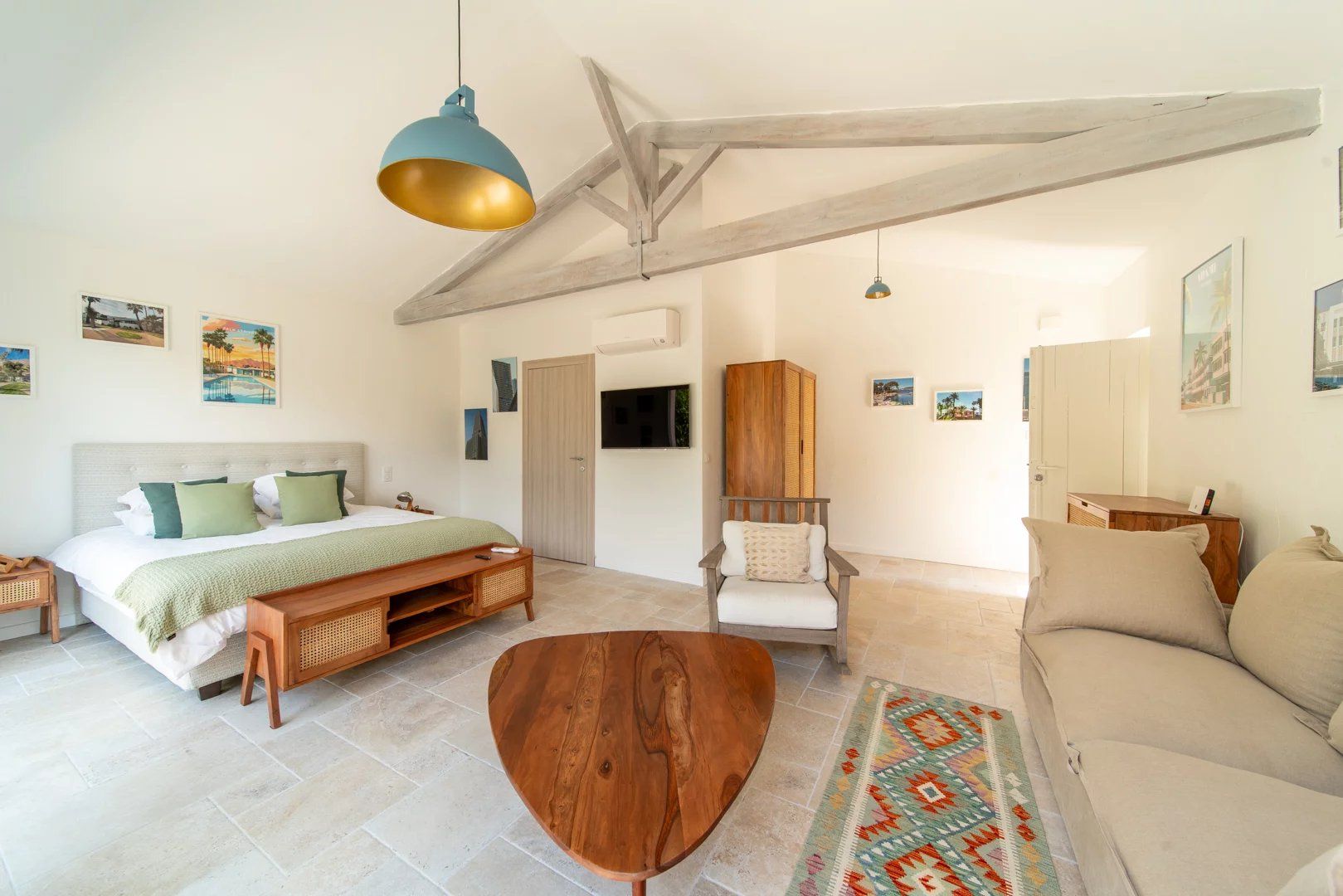 villa 9 Rooms for seasonal rent on Antibes (06160)