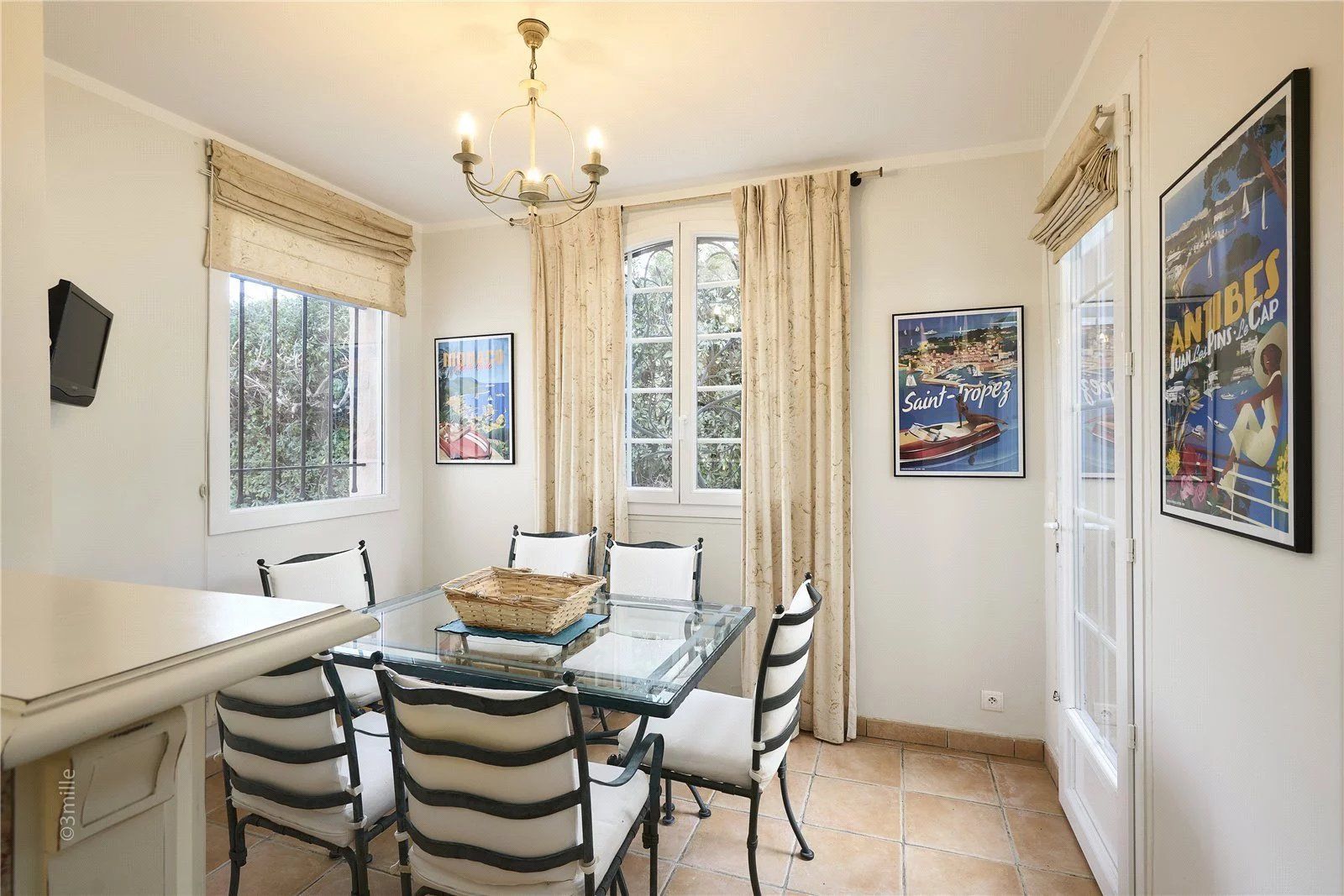 villa 8 Rooms for seasonal rent on Antibes (06160)