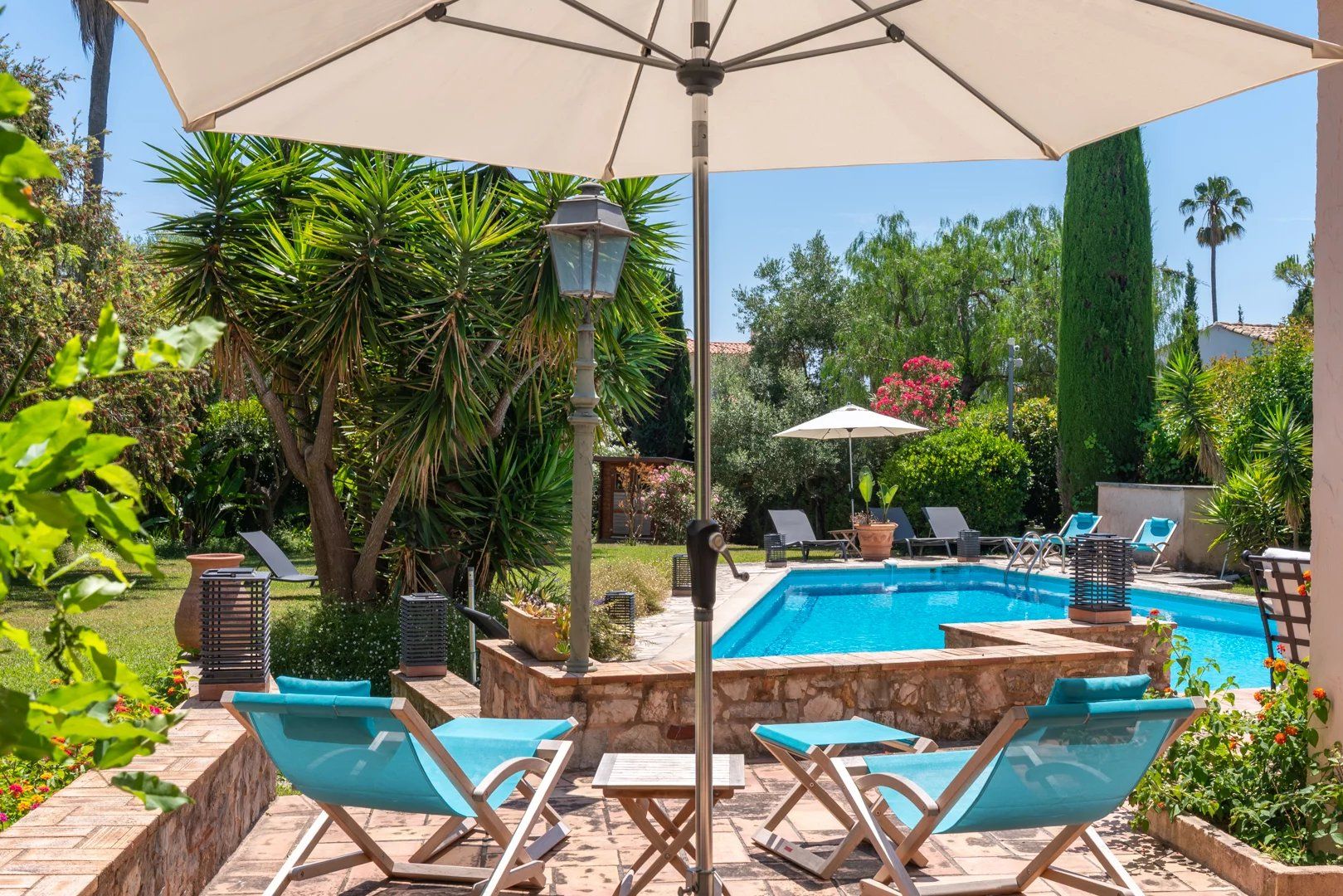 villa 9 Rooms for seasonal rent on Antibes (06160)