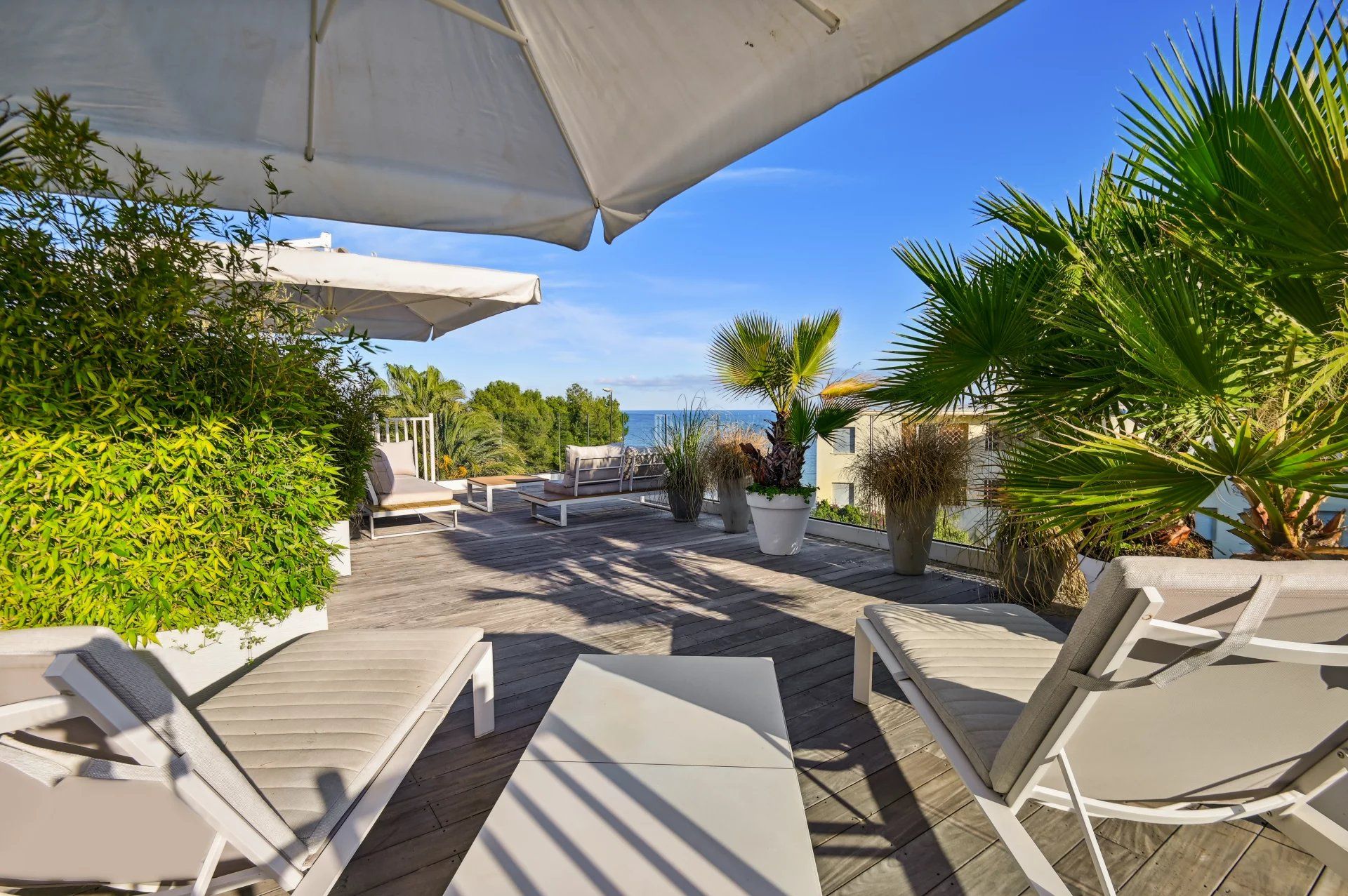 villa 6 Rooms for seasonal rent on Antibes (06160)