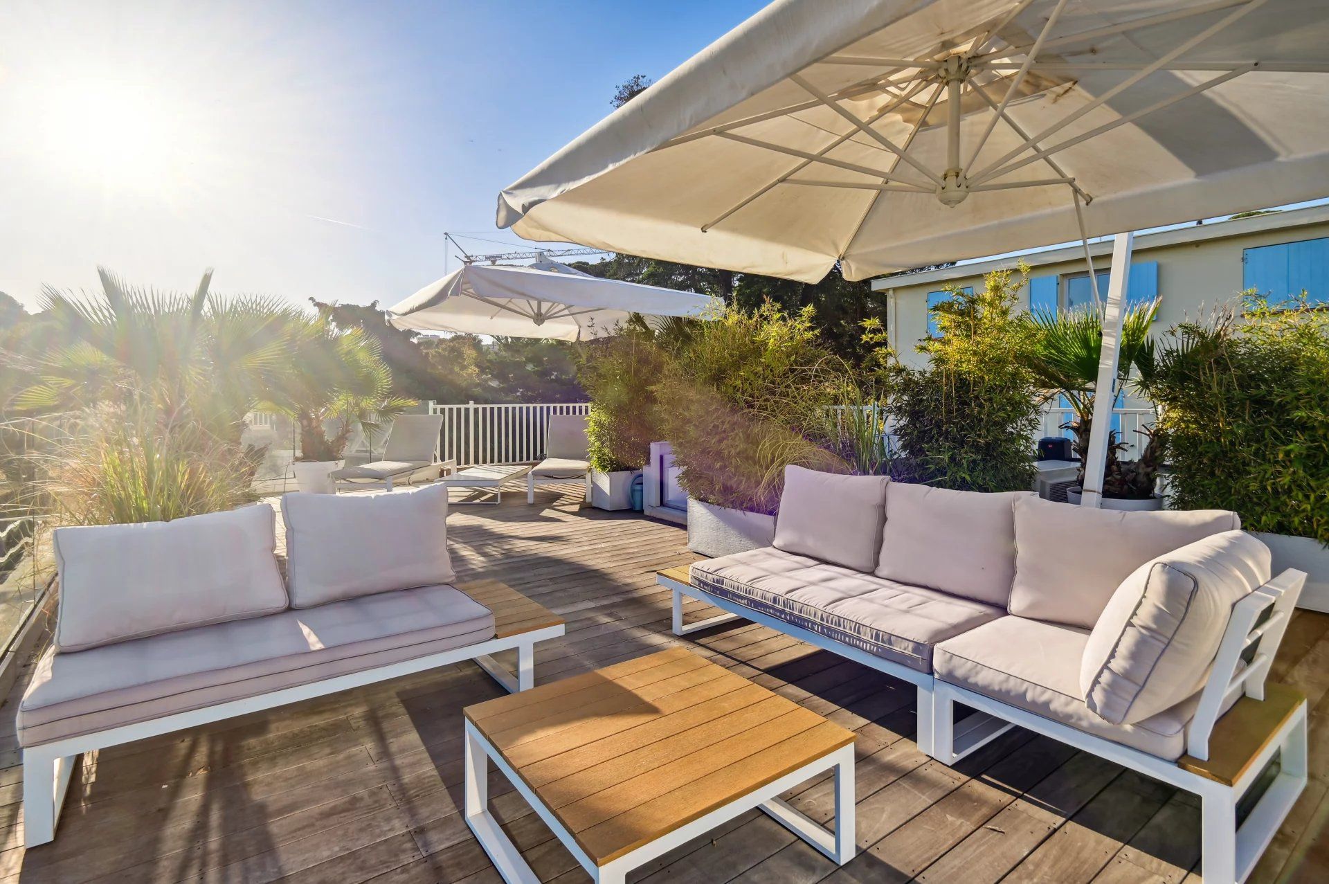 villa 6 Rooms for seasonal rent on Antibes (06160)