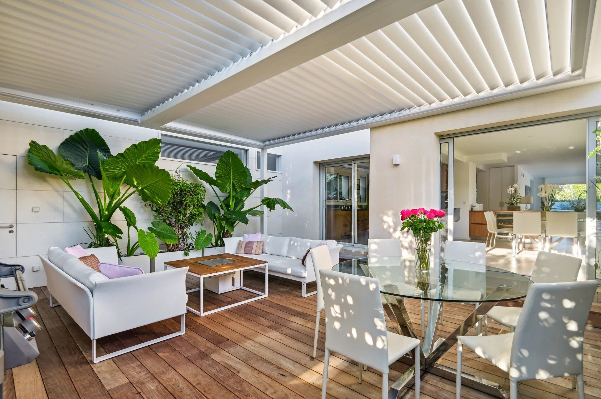 villa 6 Rooms for seasonal rent on Antibes (06160)