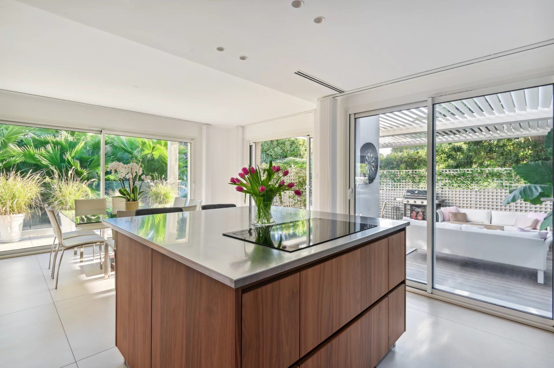 villa 6 Rooms for seasonal rent on Antibes (06160)