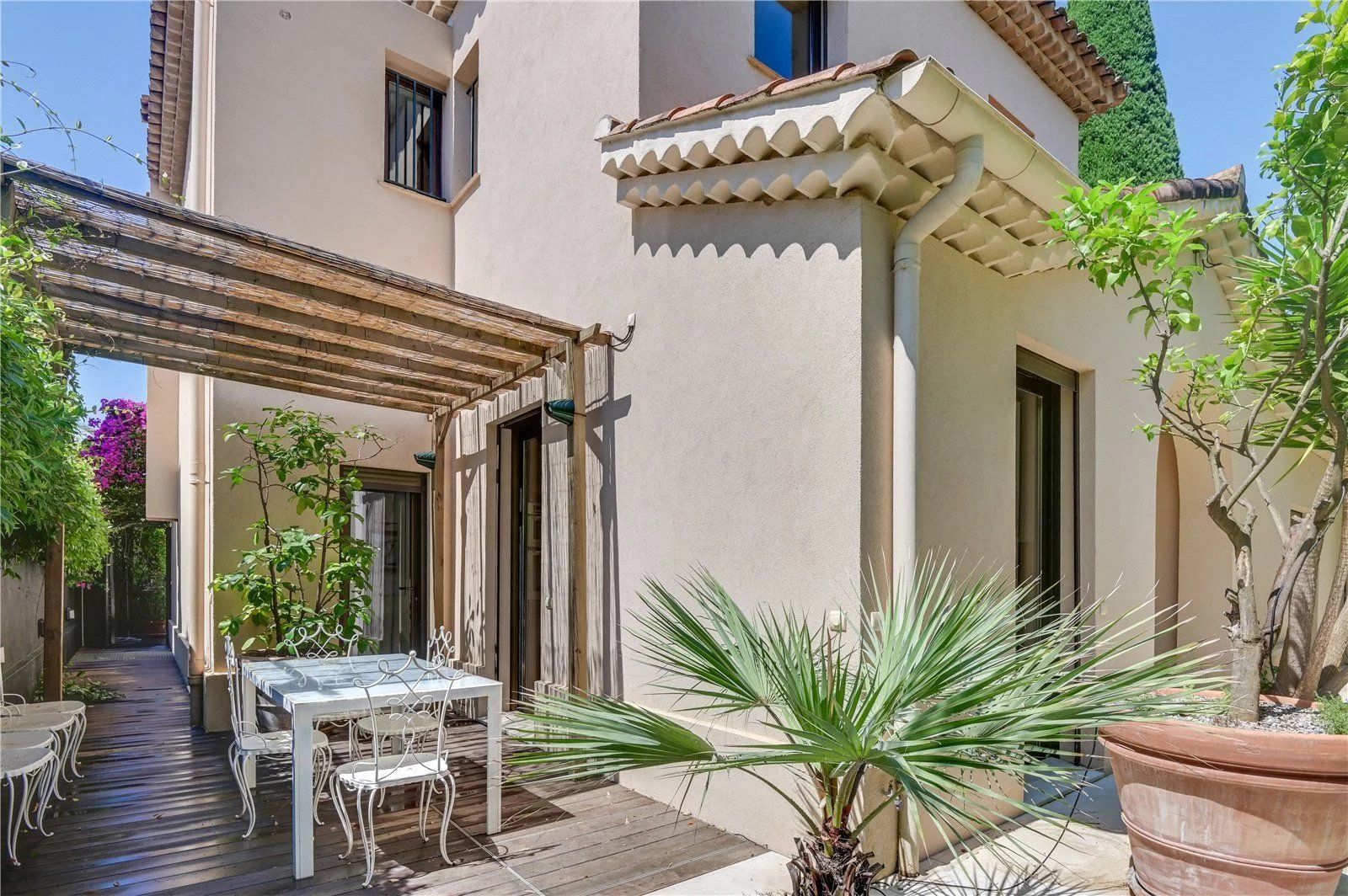 villa 6 Pièces en location saisonnière sur Antibes (06600) Location saisonnière Villa Antibes 6 Pièces 260 m²