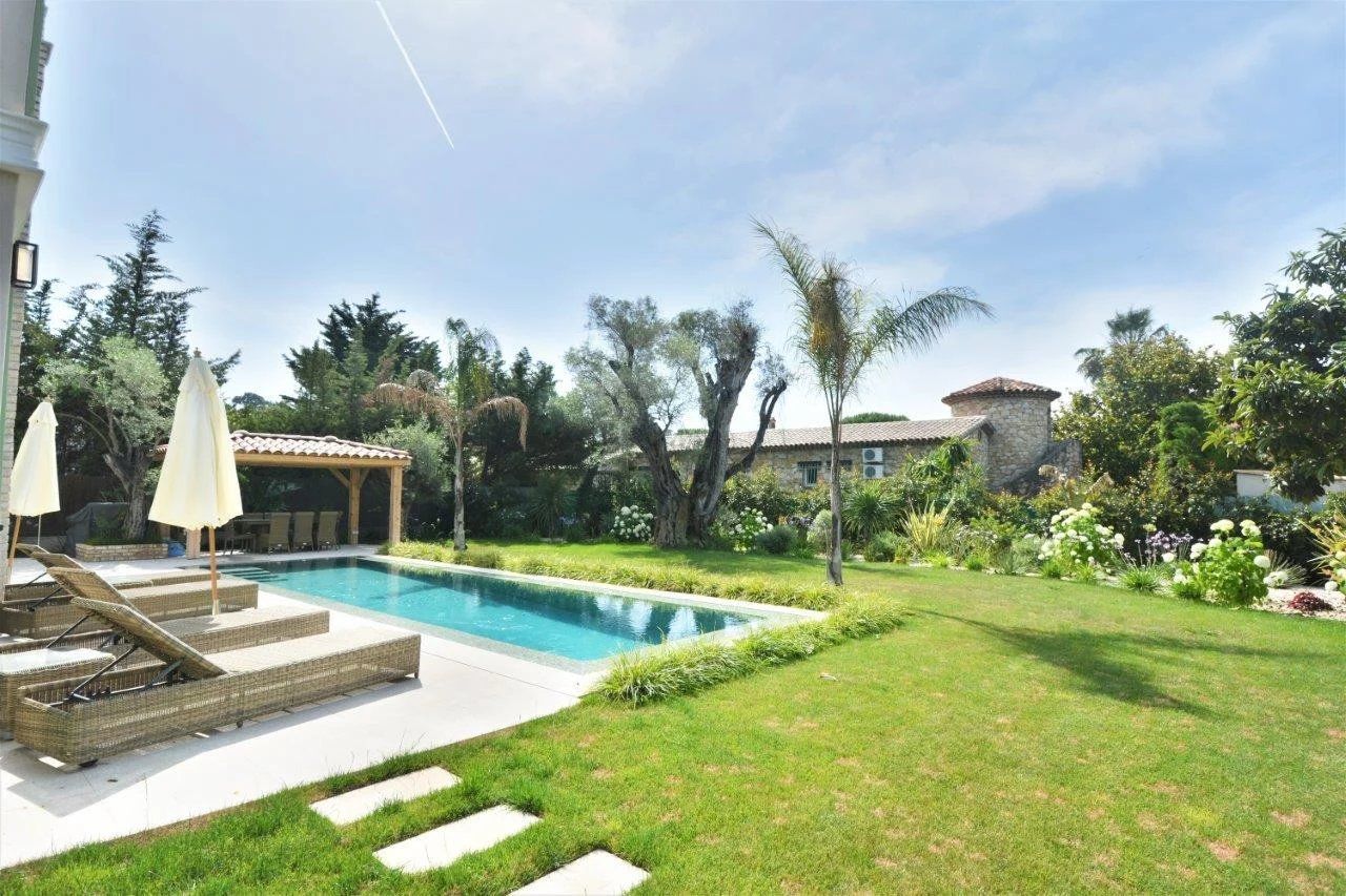 villa 8 Rooms for seasonal rent on Antibes (06160)