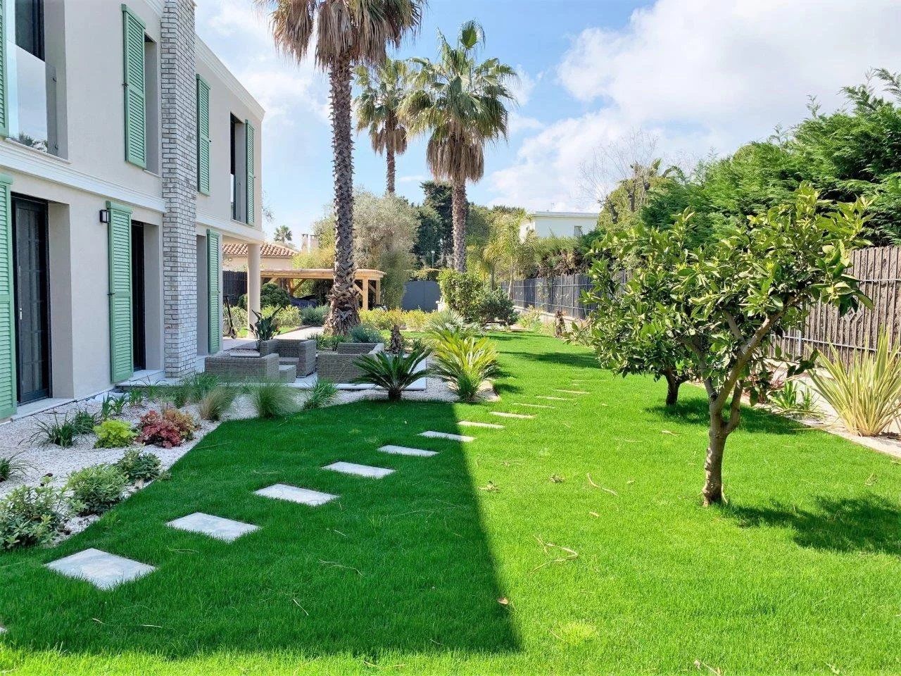 villa 8 Pièces en location saisonnière sur Antibes (06160) Location saisonnière Villa Antibes 8 Pièces 330 m²