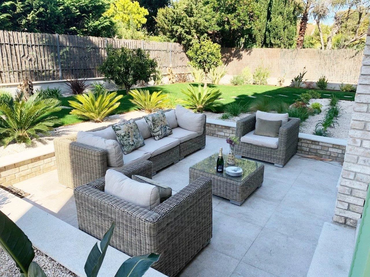 villa 8 Rooms for seasonal rent on Antibes (06160)