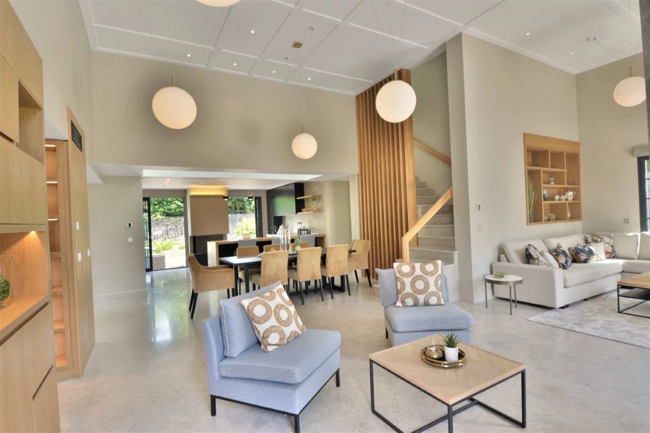 villa 8 Rooms for seasonal rent on Antibes (06160)