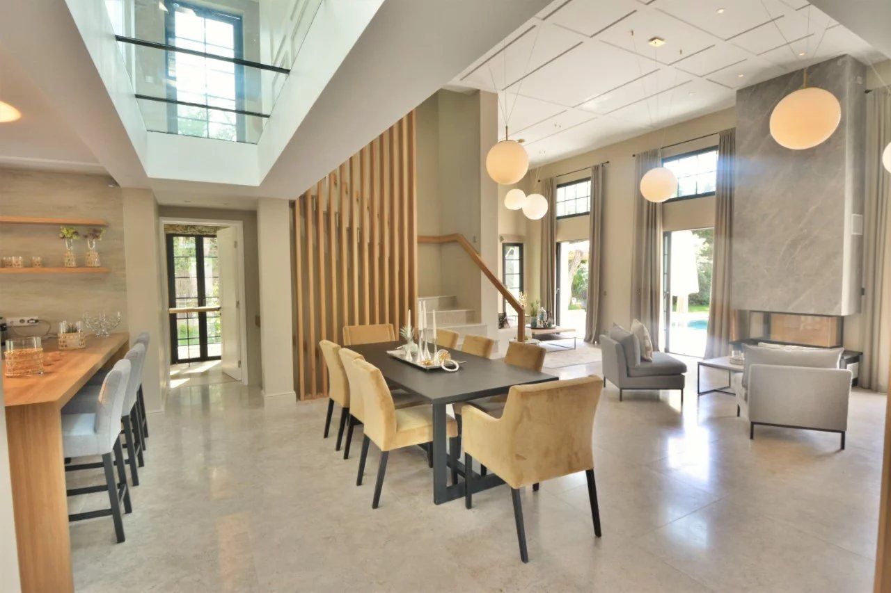 villa 8 Rooms for seasonal rent on Antibes (06160)