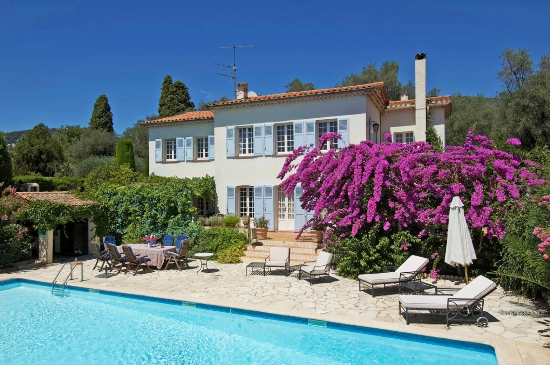 villa 7 Rooms for sale on Grasse (06130)