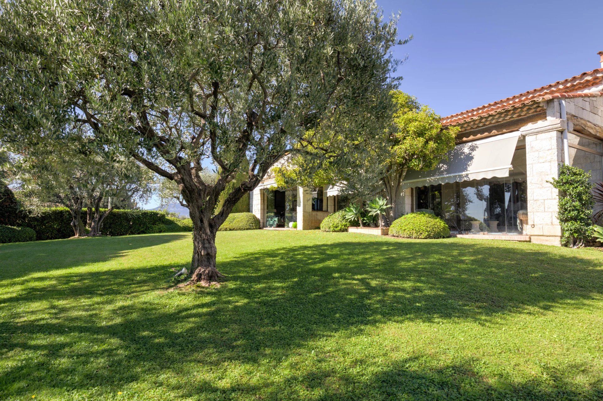 villa 8 Rooms for sale on Nice (06200) Sale Villa Nice 8 Rooms 359.66 m²