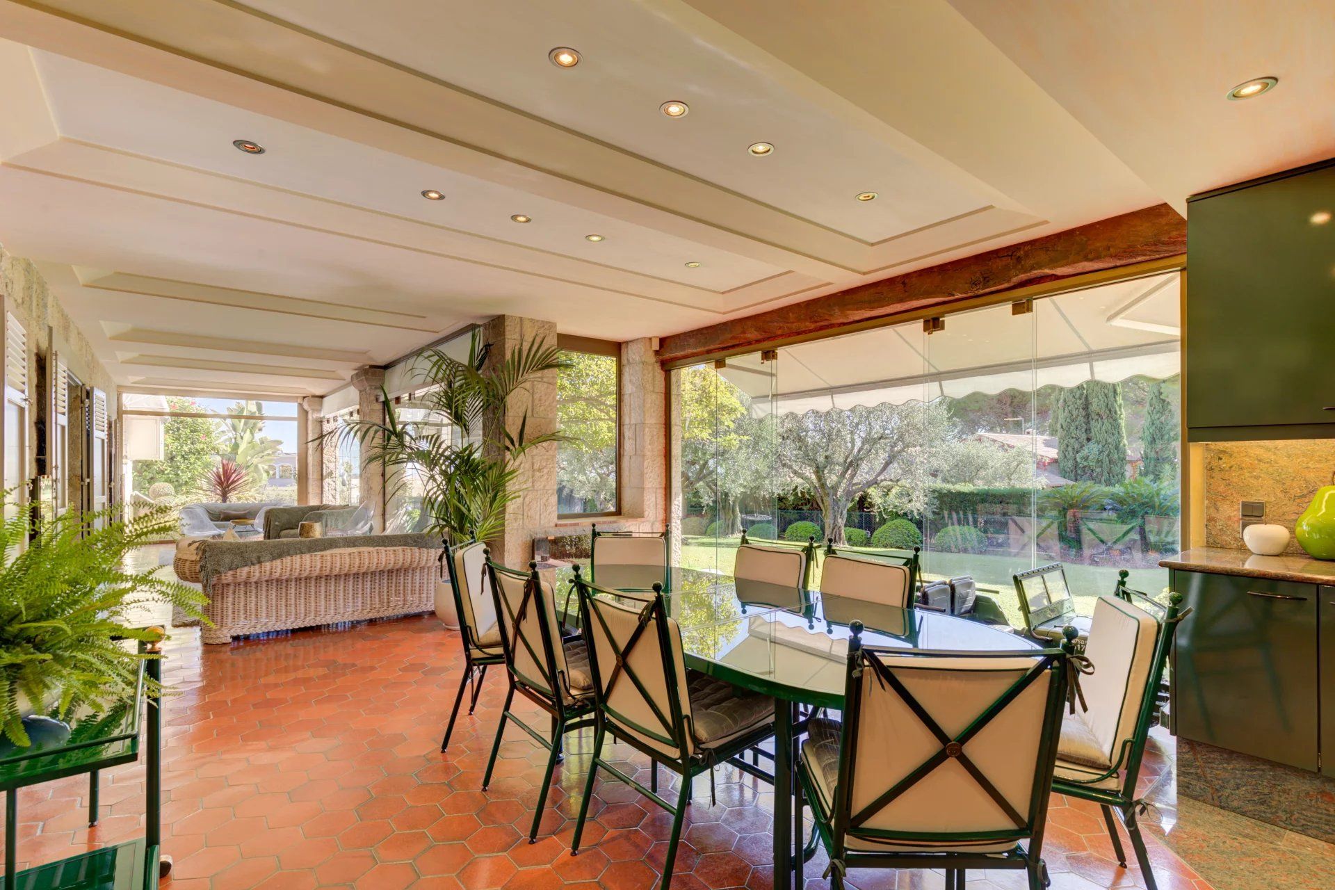 villa 8 Rooms for sale on Nice (06200)