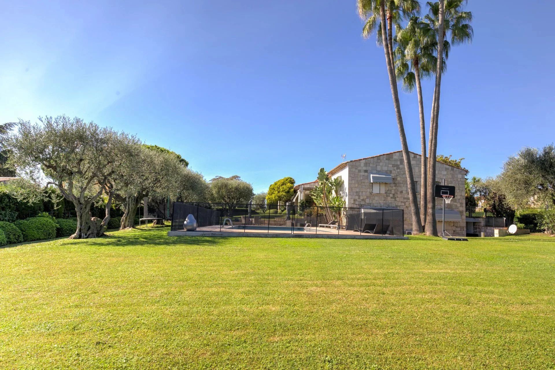 villa 8 Rooms for sale on Nice (06200)