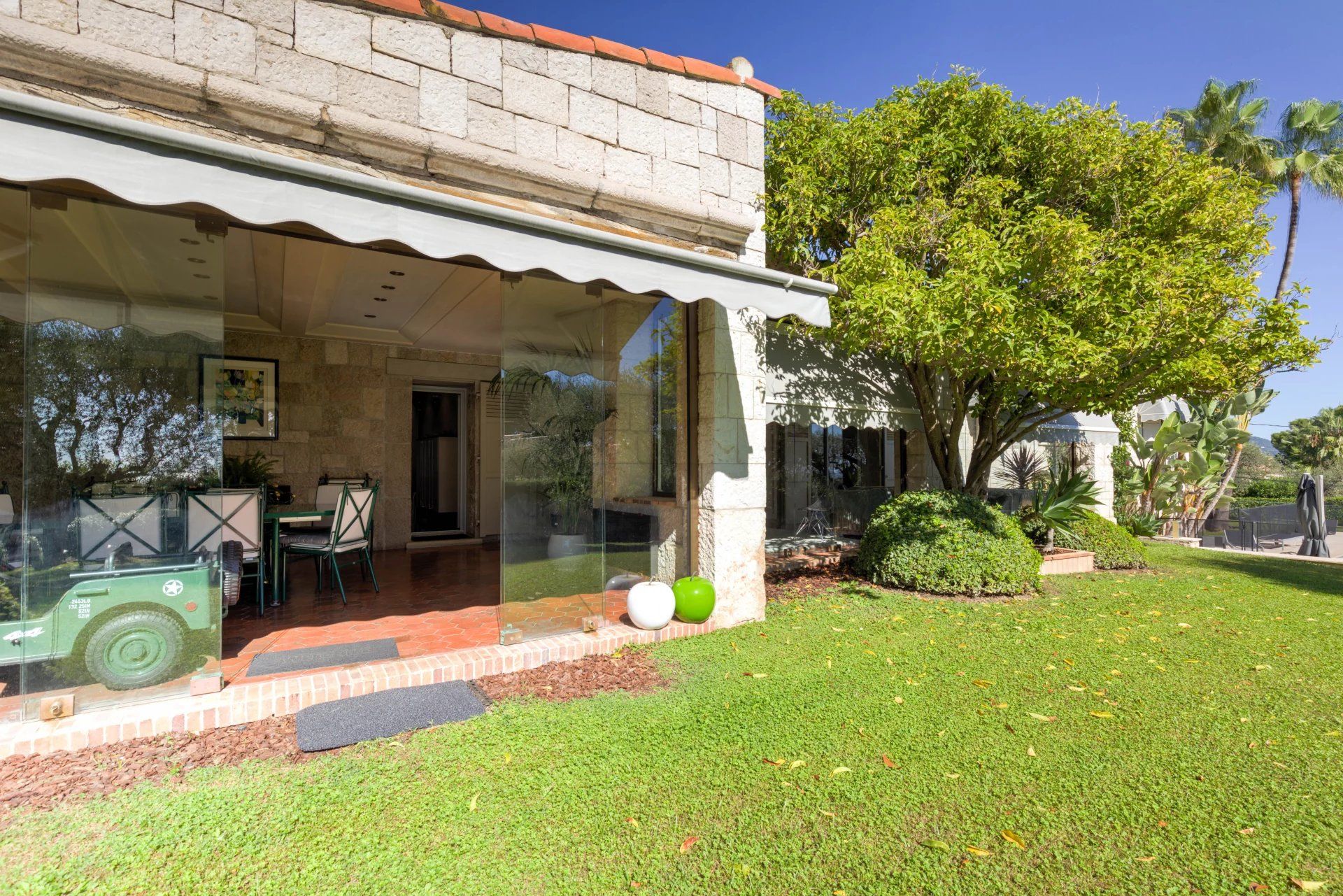 villa 8 Rooms for sale on Nice (06200)