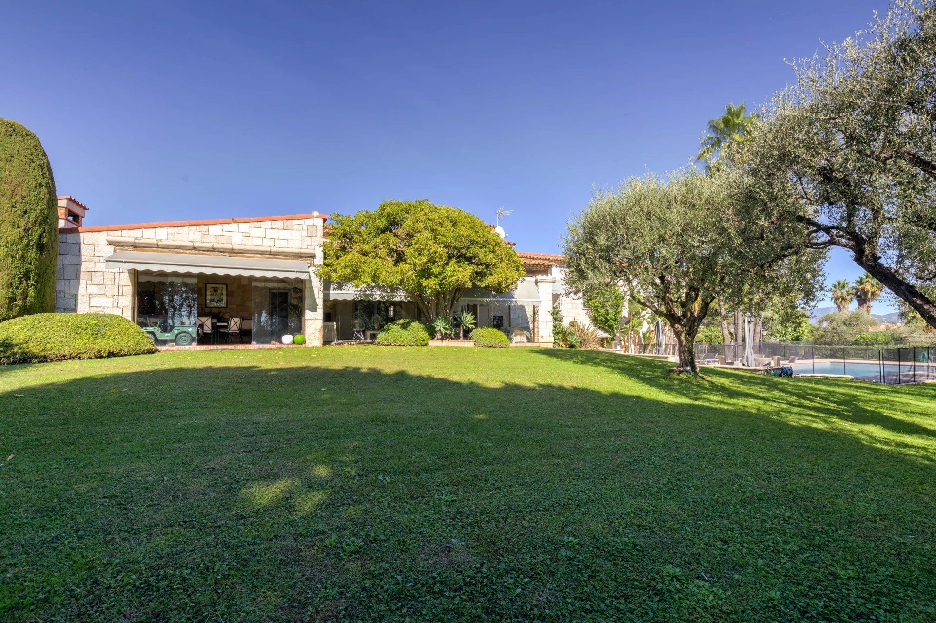 villa 8 Rooms for sale on Nice (06200)