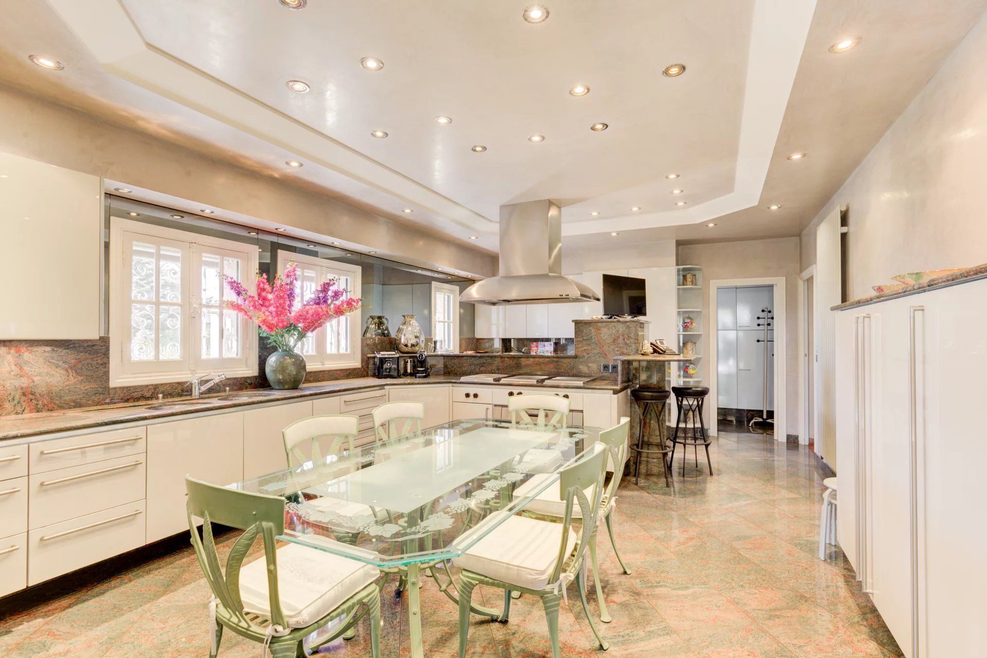 villa 8 Rooms for sale on Nice (06200)