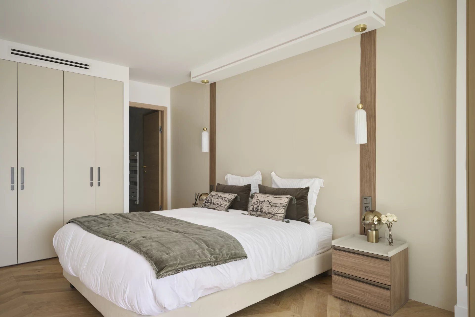 apartment 4 Rooms for sale on Cannes (06400)