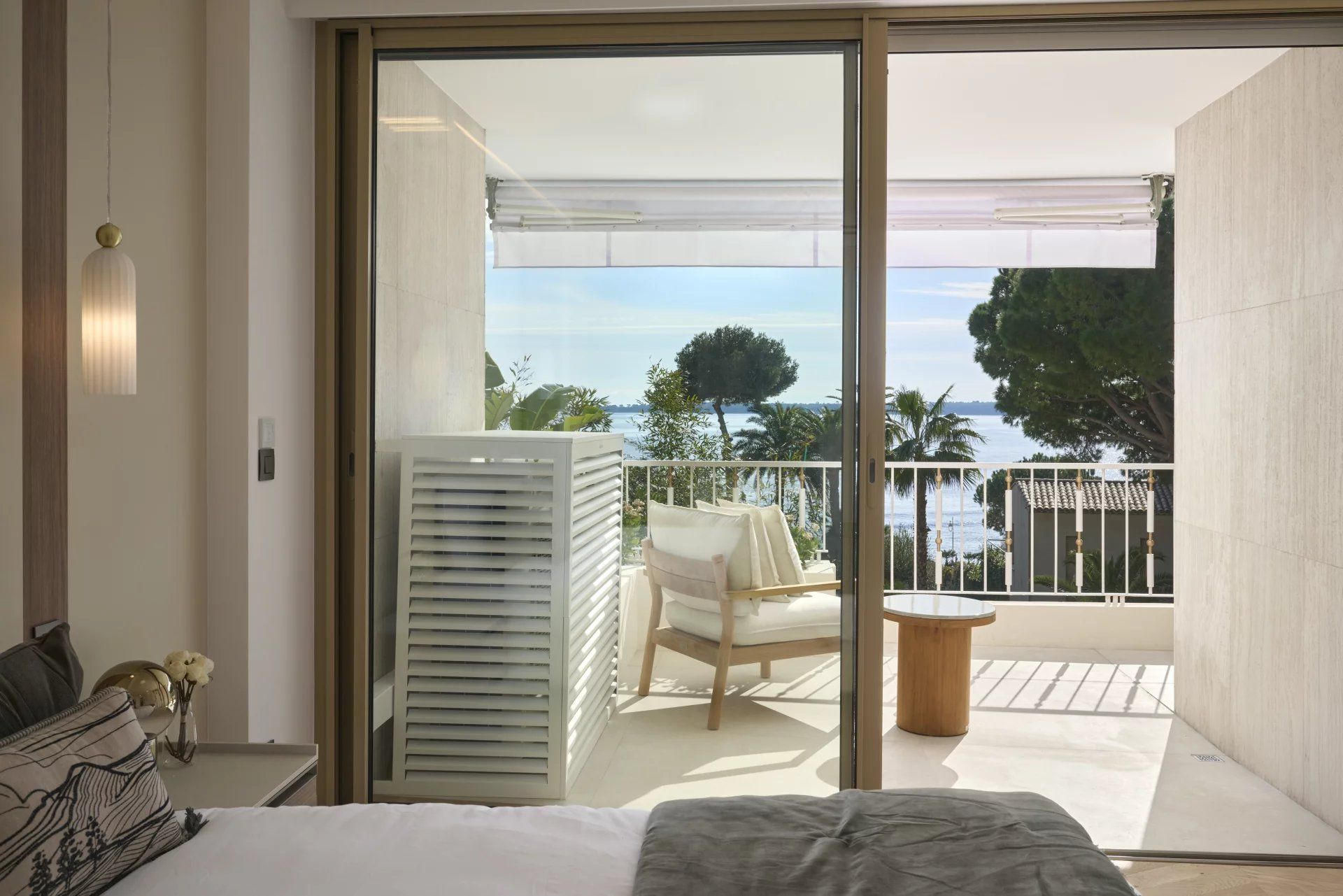 apartment 4 Rooms for sale on Cannes (06400)