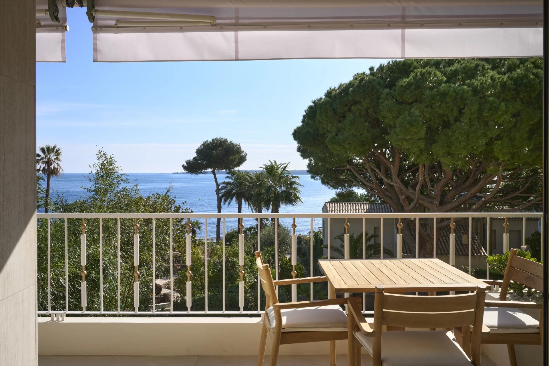 apartment 4 Rooms for sale on Cannes (06400)