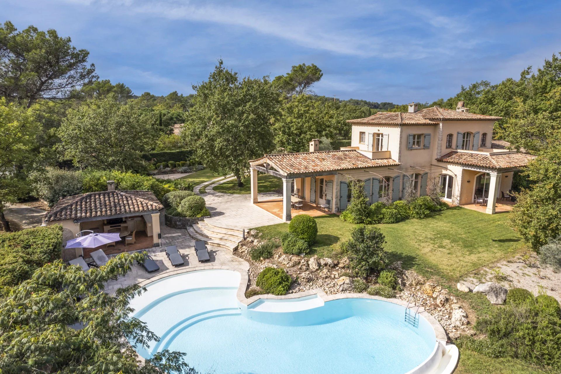 villa 9 Rooms for sale on Tourrettes (83440)