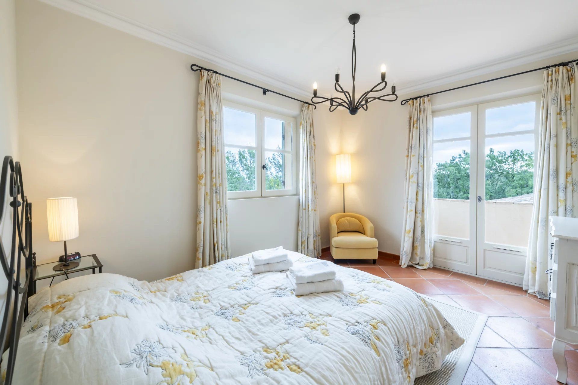 villa 9 Rooms for sale on Tourrettes (83440)