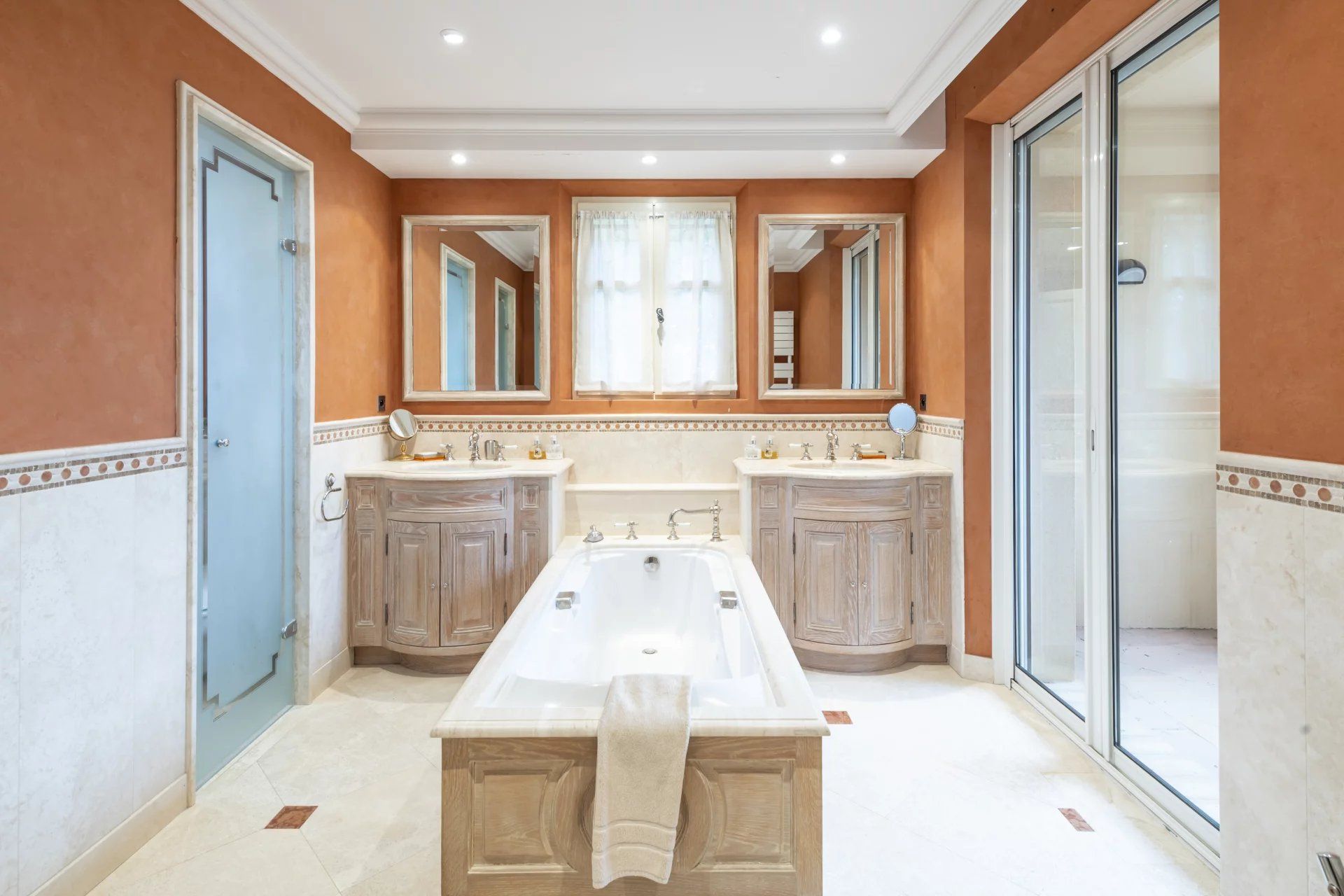 villa 9 Rooms for sale on Tourrettes (83440)