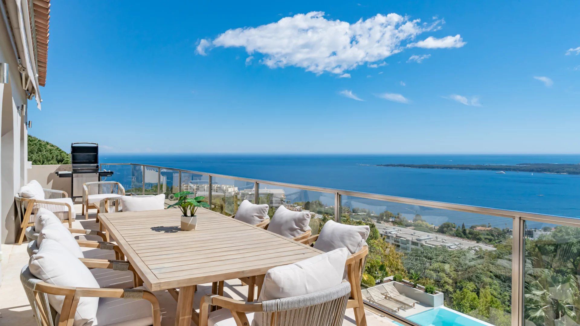 villa 6 Rooms for sale on Cannes (06400)