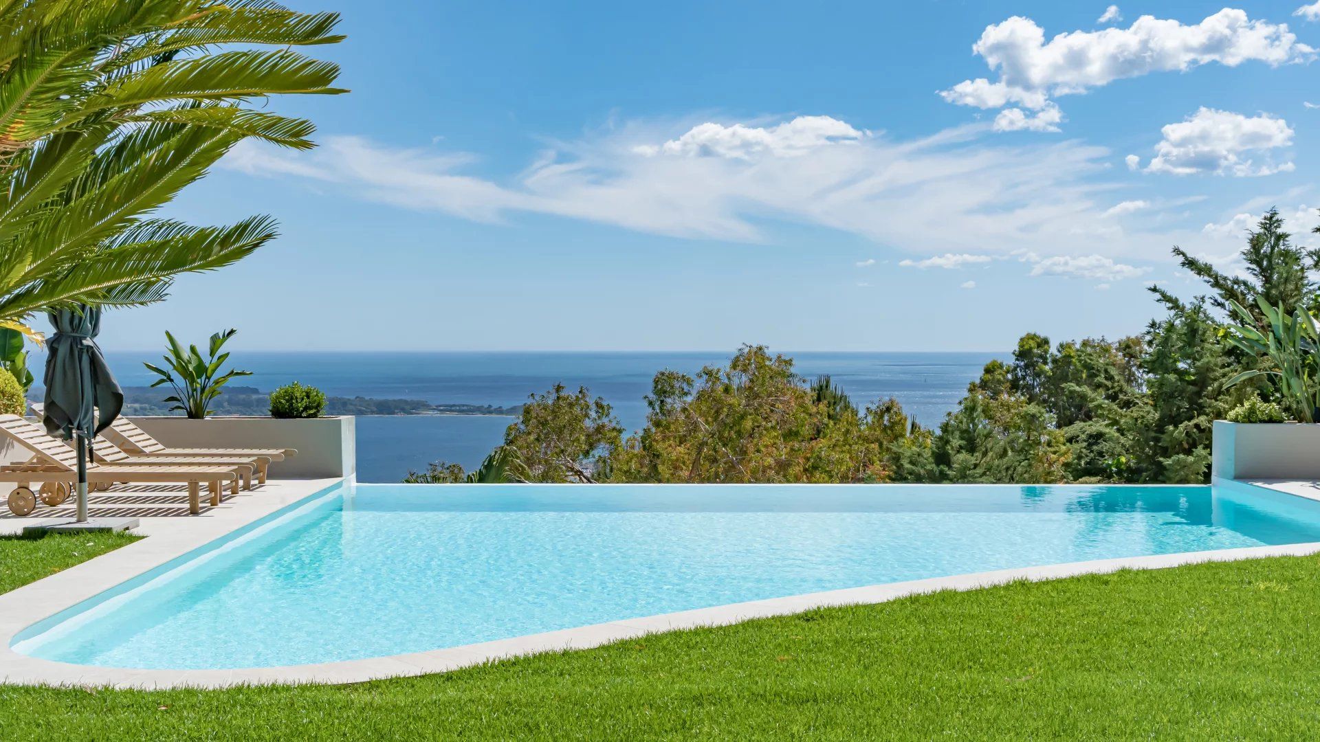 villa 6 Rooms for sale on Cannes (06400)