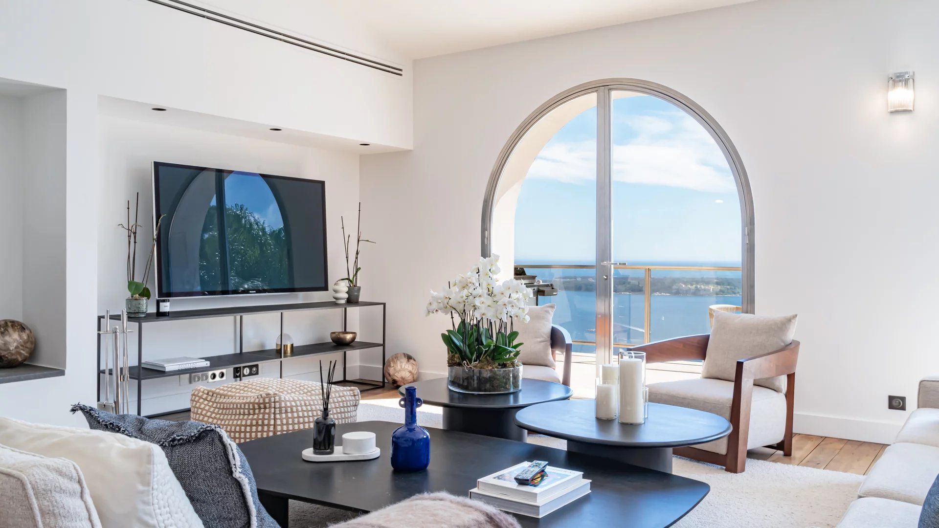 villa 6 Rooms for sale on Cannes (06400)