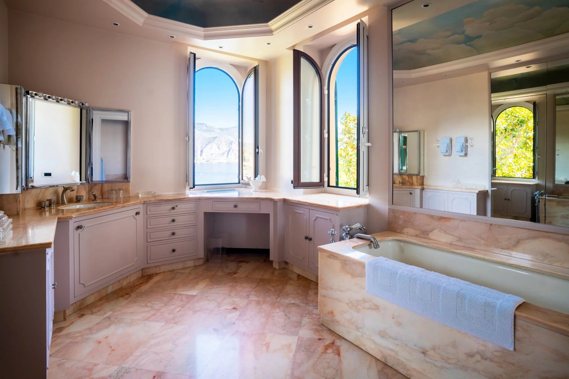 villa 7 Pièces en location saisonnière sur Saint-Jean-Cap-Ferrat (06230) Location saisonnière Villa Saint-Jean-Cap-Ferrat 7 Pièces 750 m²