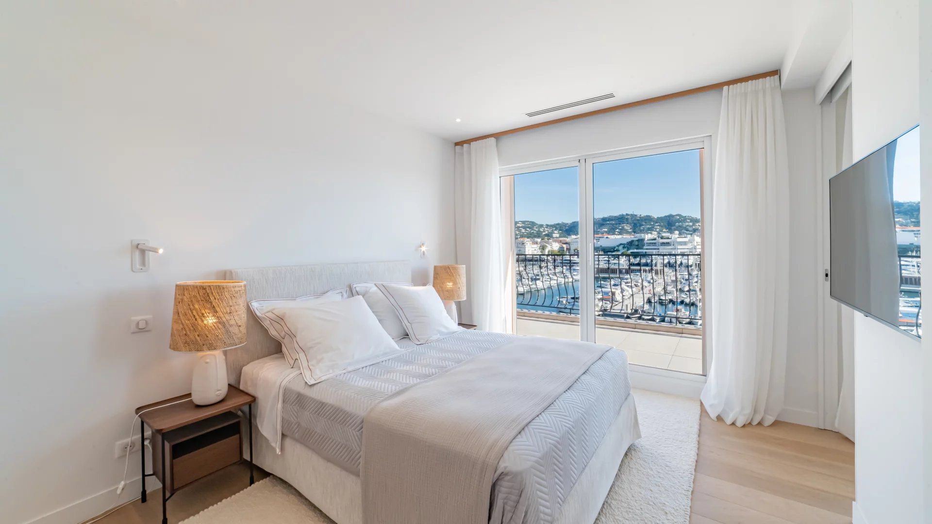 apartment 4 Rooms for sale on Cannes (06400)