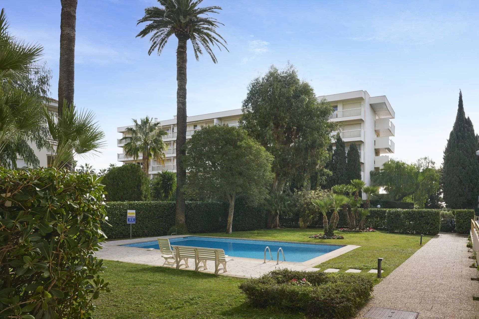 apartment 4 Rooms for sale on Cannes (06400)