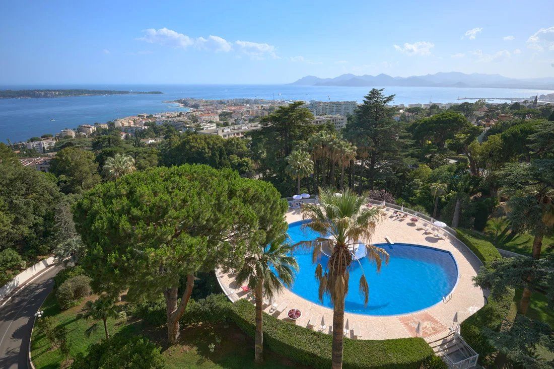 apartment 4 Rooms for sale on Cannes (06400)