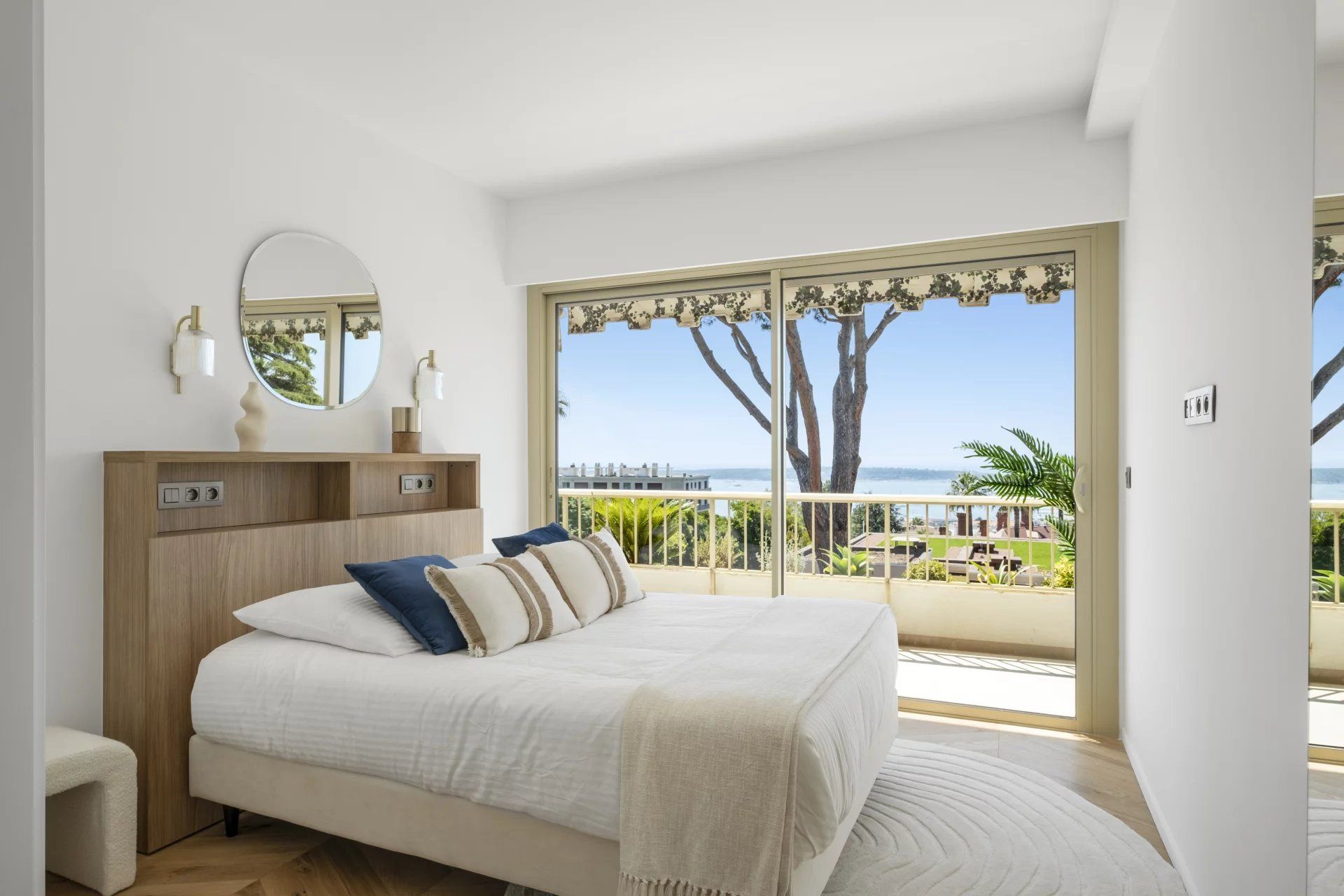apartment 5 Rooms for sale on Cannes (06400)