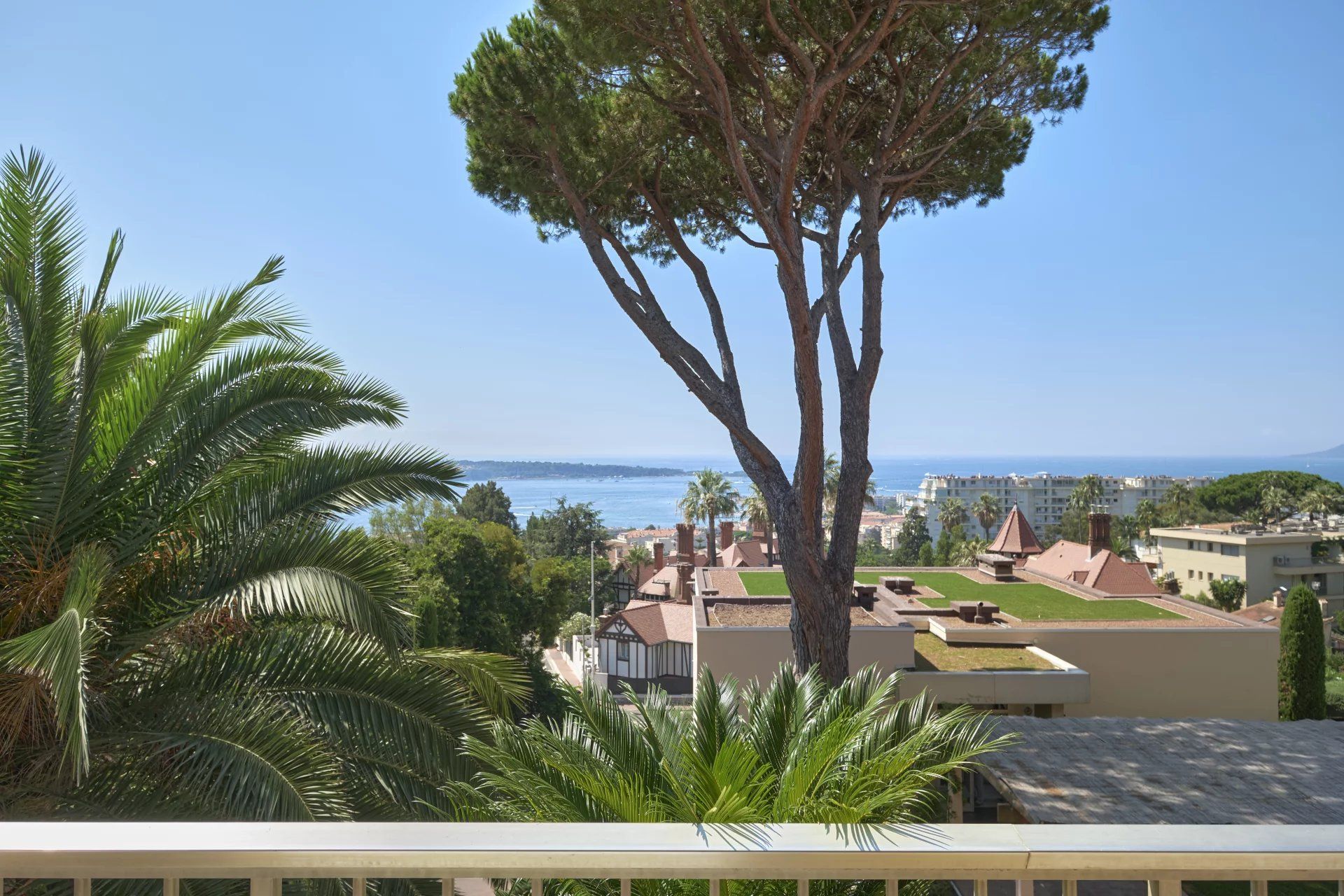 apartment 5 Rooms for sale on Cannes (06400)