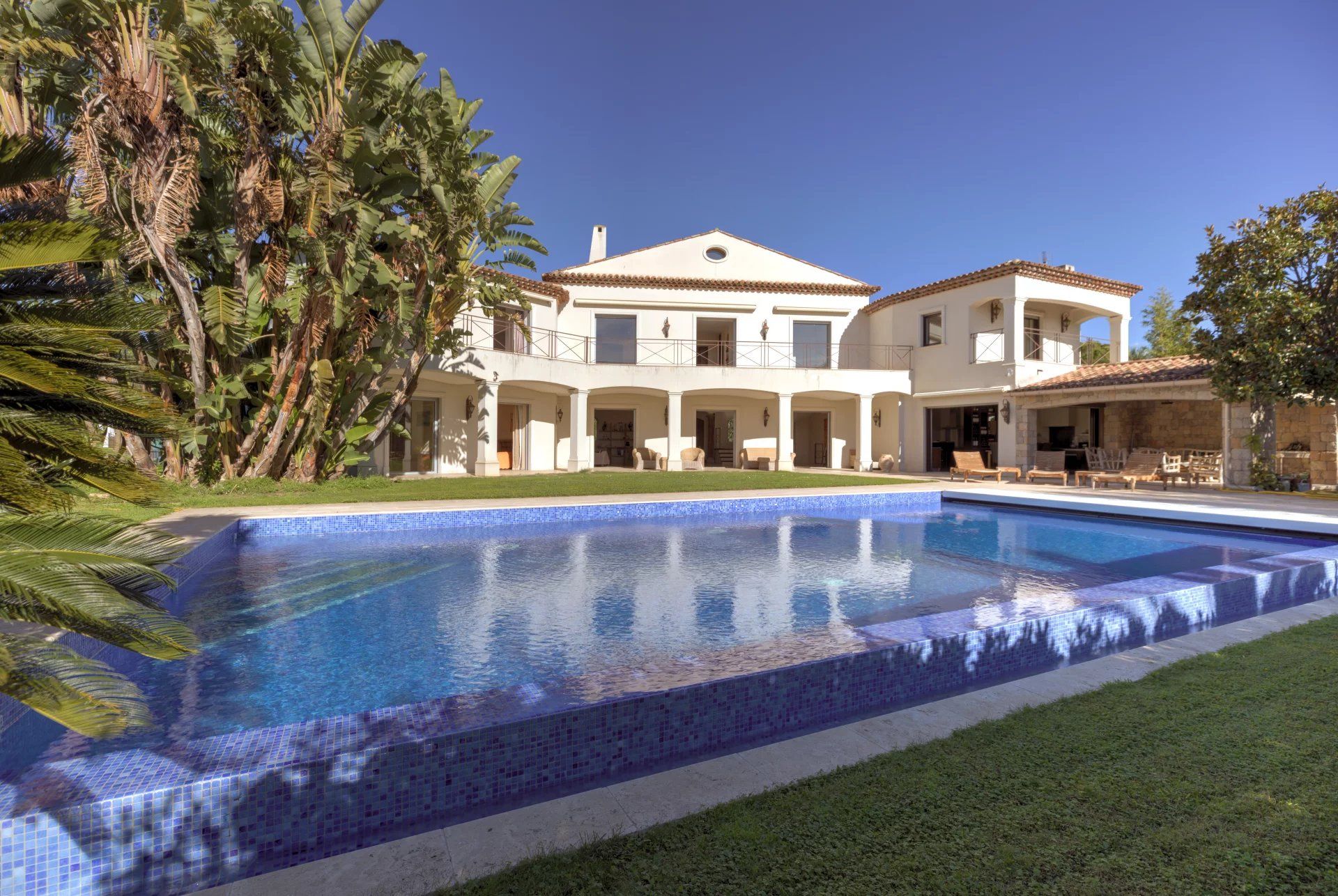 villa 10 Rooms for sale on Antibes (06600)