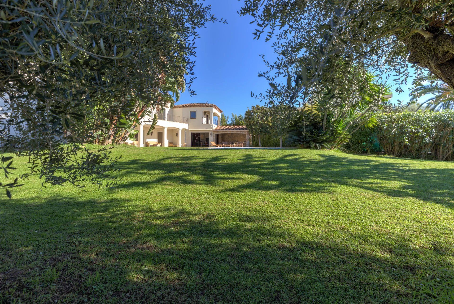 villa 10 Rooms for sale on Antibes (06600)