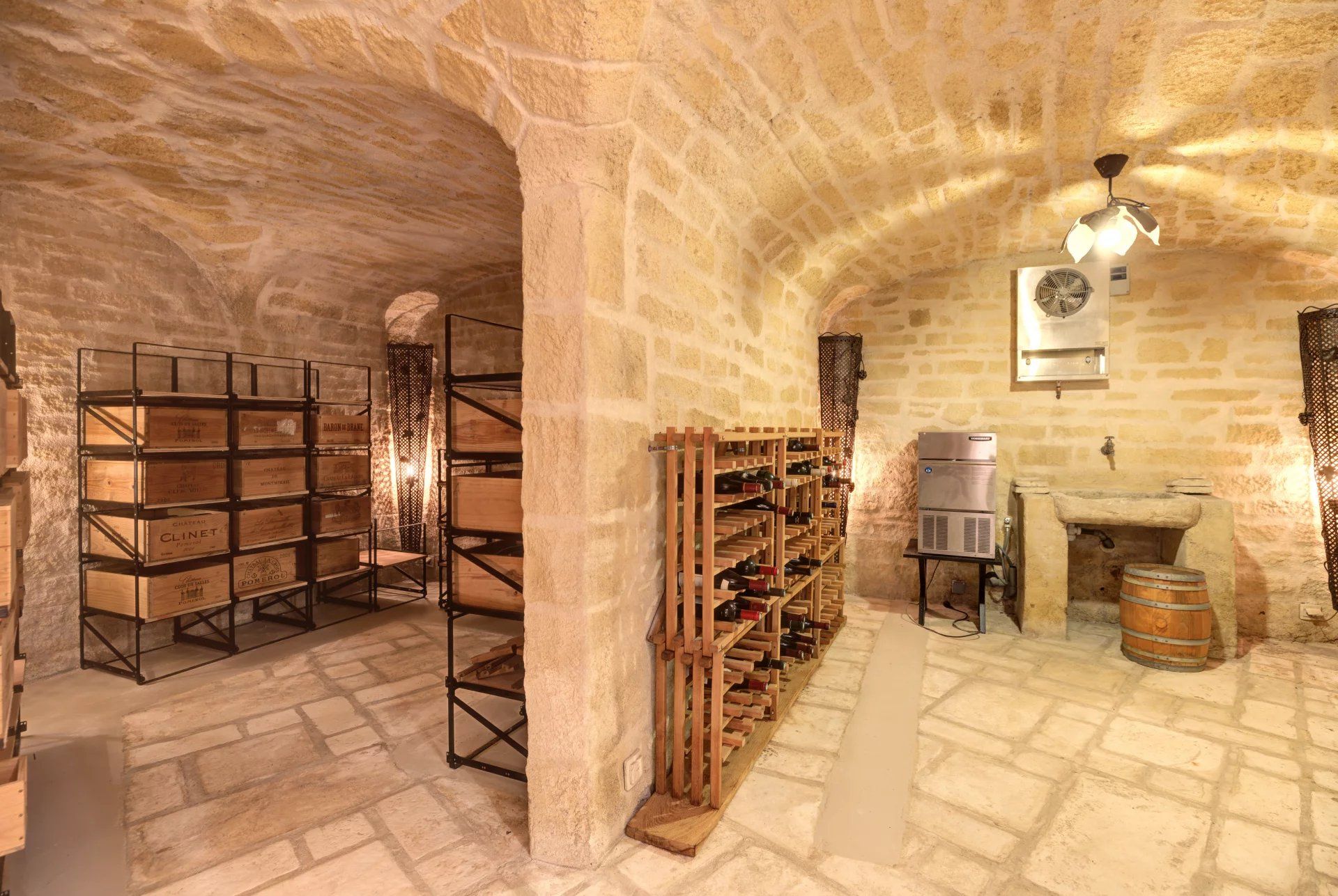 villa 10 Rooms for sale on Antibes (06600)