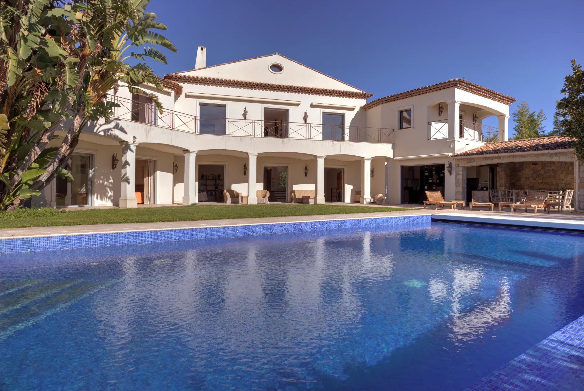 villa 10 Rooms for sale on Antibes (06600)