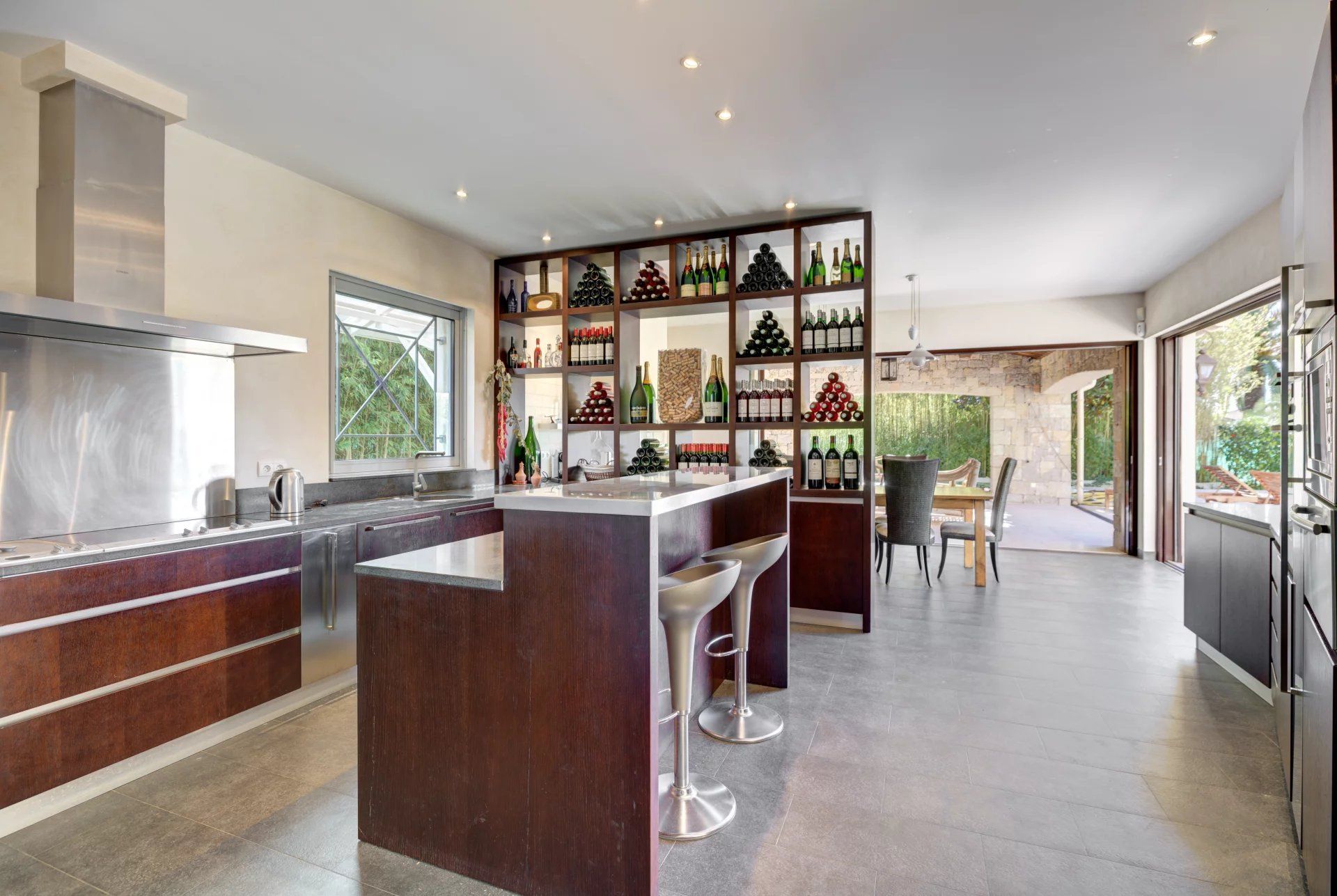 villa 10 Rooms for sale on Antibes (06600)