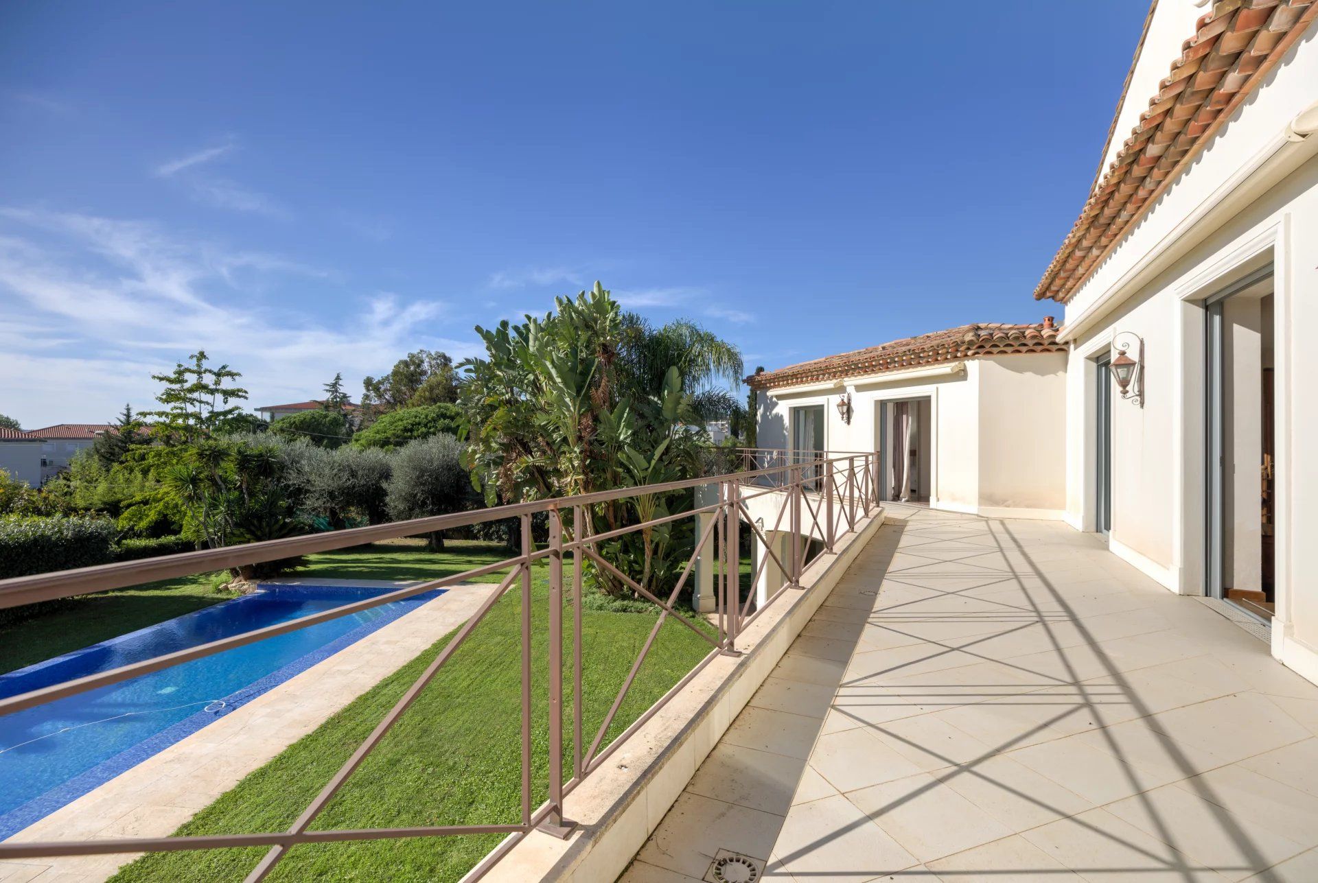 villa 10 Rooms for sale on Antibes (06600)