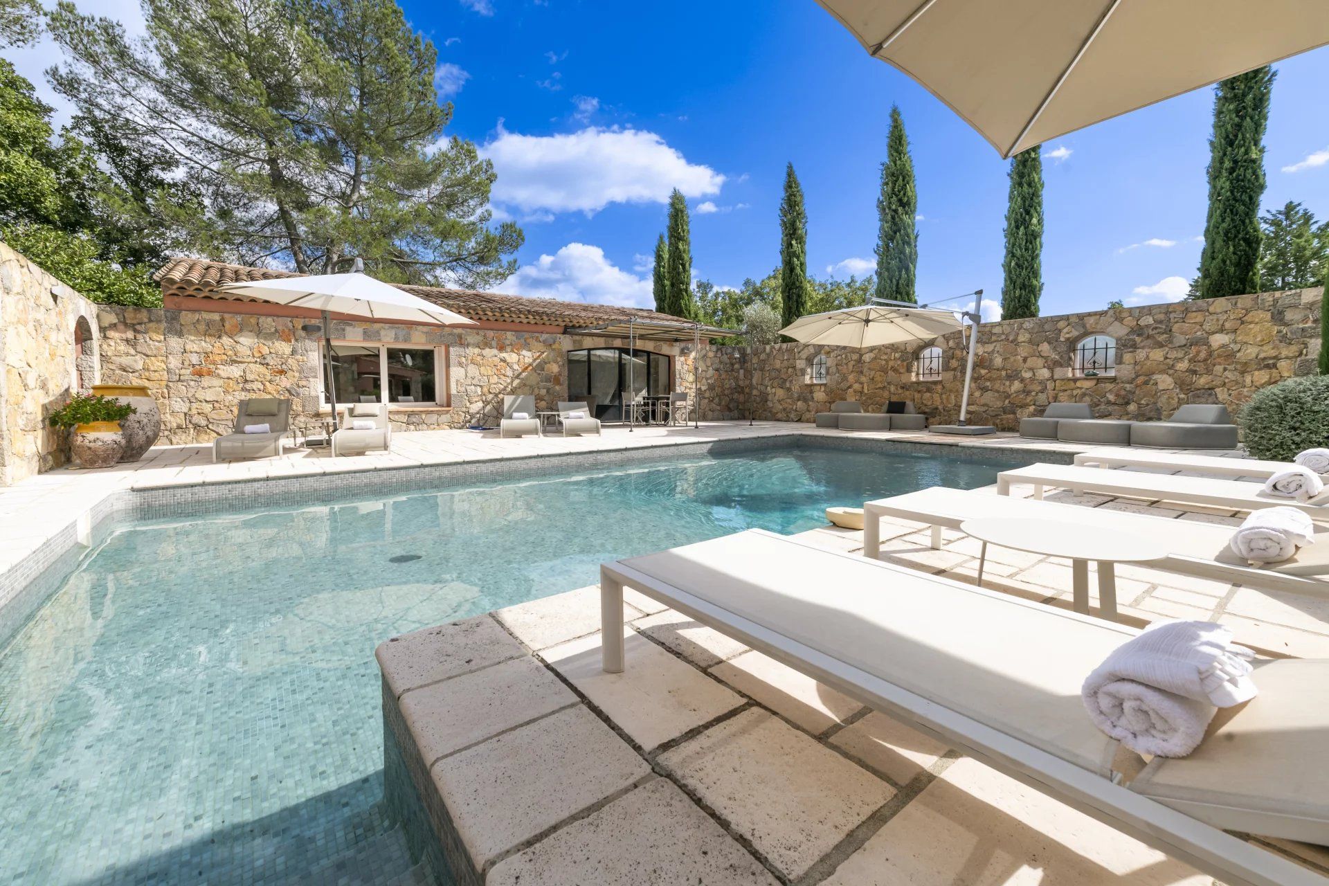 villa 8 Pièces en vente sur Saint-Paul-en-Forêt (83440) Vente Villa Saint-Paul-en-Forêt 8 Pièces 270 m²