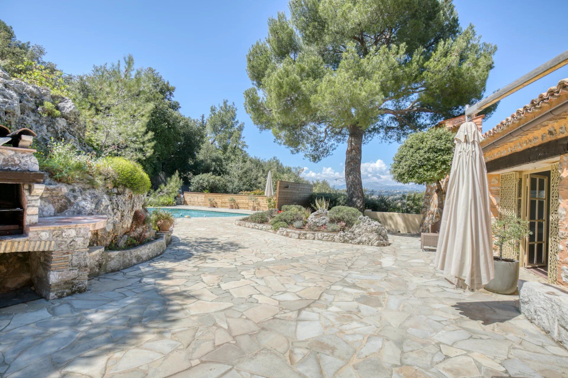 villa 7 Rooms for sale on Nice (06300)