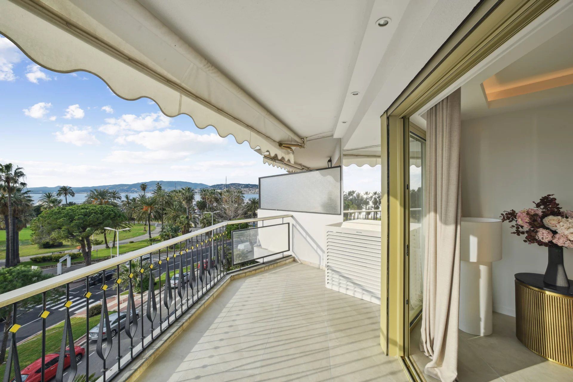 apartment 4 Rooms for sale on Cannes (06400)
