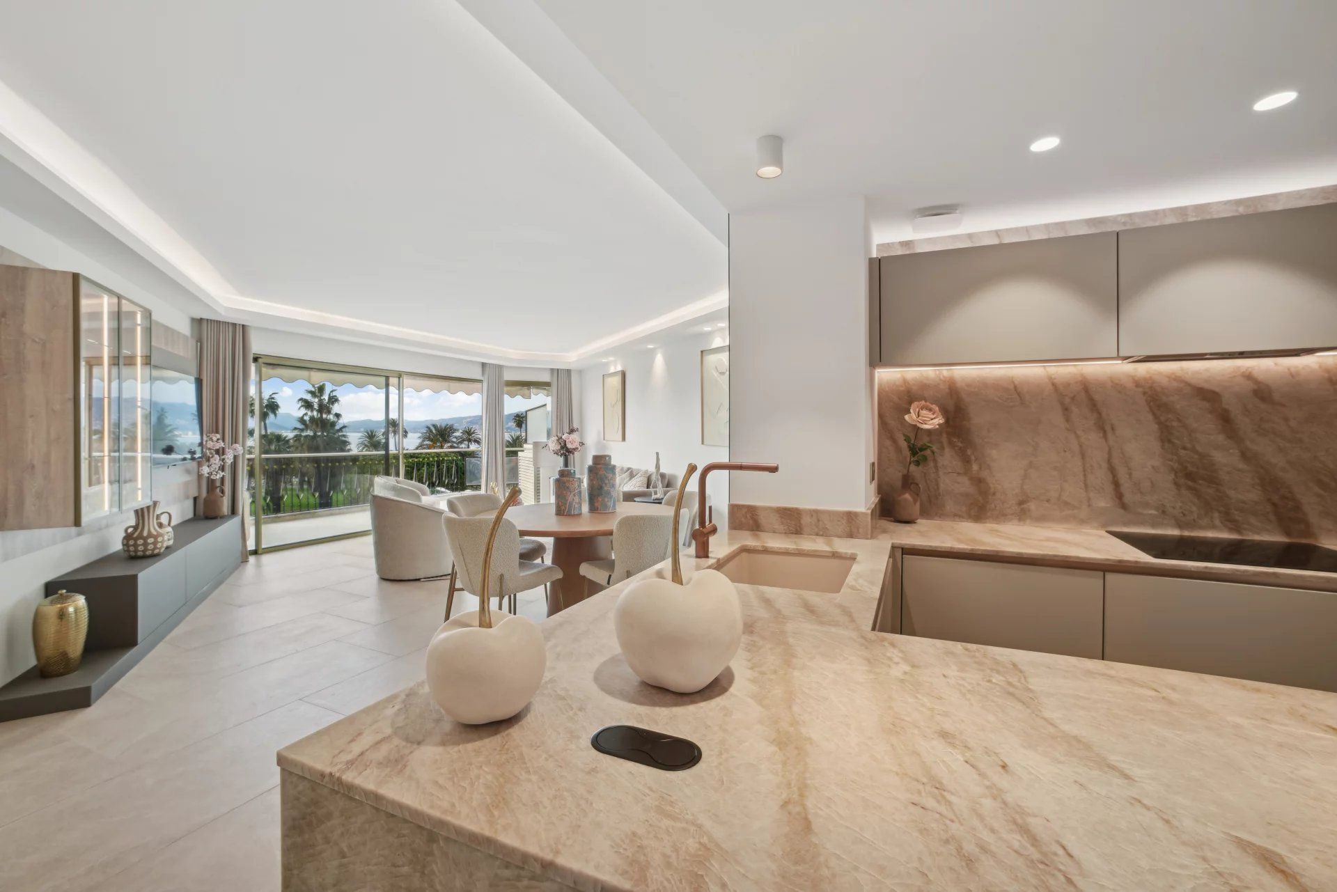 apartment 4 Rooms for sale on Cannes (06400)