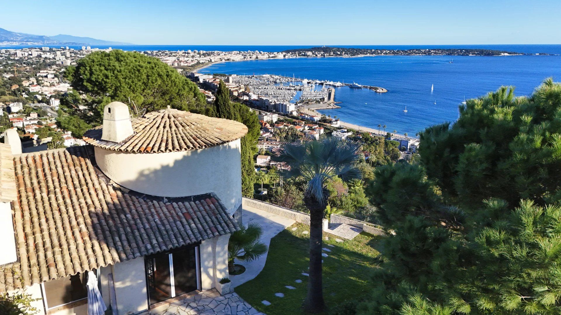 villa 11 Rooms for sale on Golfe-Juan (06220)