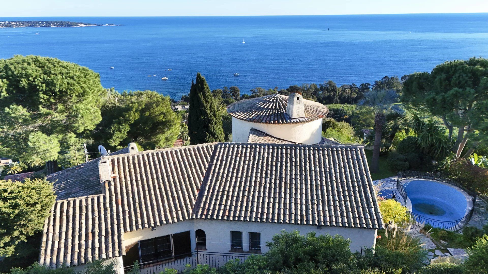 villa 11 Rooms for sale on Golfe-Juan (06220)