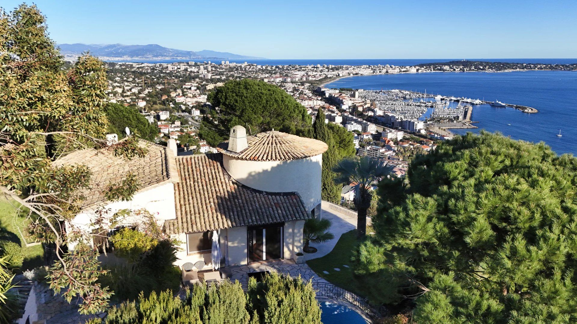 villa 11 Rooms for sale on Golfe-Juan (06220)