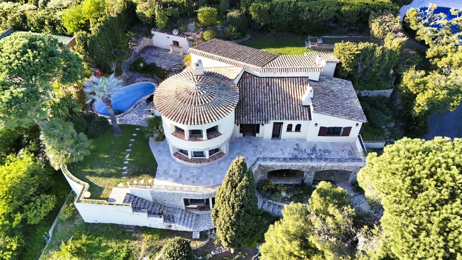 villa 11 Rooms for sale on Golfe-Juan (06220)